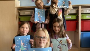 dziewczynki prezentują swoje prace przedstawiające taniec figurowy na łyżwach