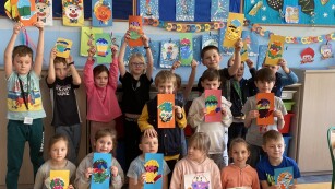 dzieci prezentują swoje prace - wyklejane papierem kolorowym rękawice