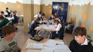 konkurs matematyczny kangur - uczniowie wypełniają testy
