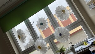 okno ozdobione kwiatami z papieru