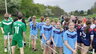drużyna dziewczyn reprezentująca naszą szkołę w biegach przełajowych, ubrana w niebieskie koszulki