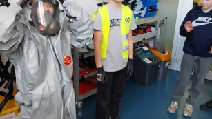 Dzieci w fabryce Plastic Omnium, stroje bezpieczeństwa