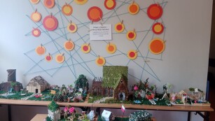 prace przestrzenne uczniów - domki i ogrody. wystawa na korytarzy szkolnym